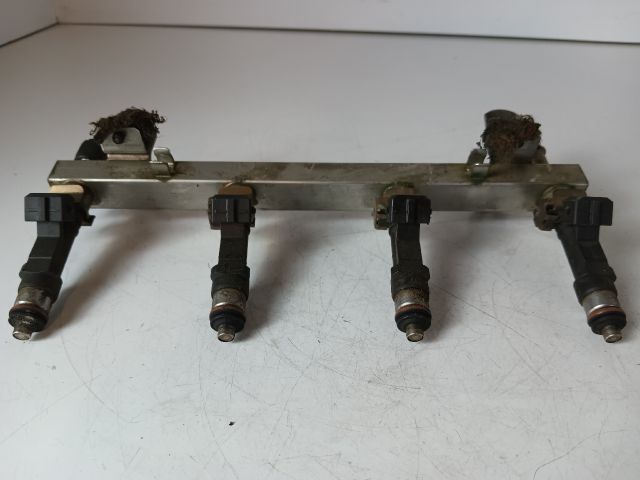 bontott OPEL CORSA D Porlasztó Sor / Híd