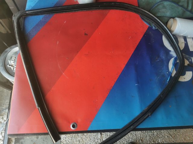 bontott OPEL CORSA D Bal első Ablakvezető Gumi