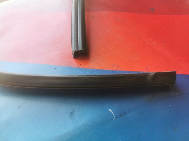 bontott OPEL CORSA D Bal hátsó Ablakvezető Gumi