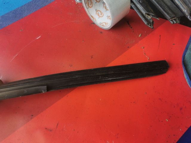 bontott OPEL CORSA D Bal hátsó Ablakvezető Gumi