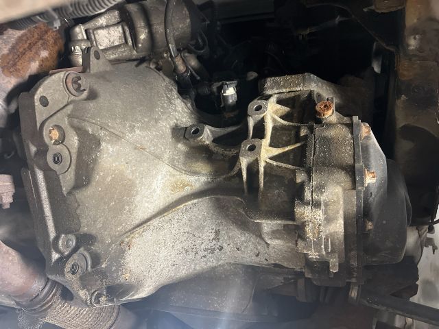 bontott OPEL CORSA D Bal hátsó Dobbetét (Kerékjárati, Műanyag)