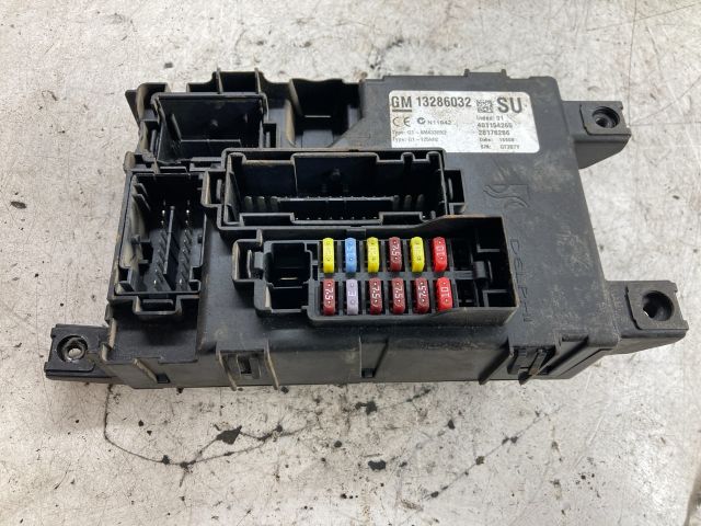 bontott OPEL CORSA D Biztosítéktábla Doboz