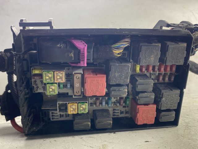 bontott OPEL CORSA D Biztosítéktábla Doboz