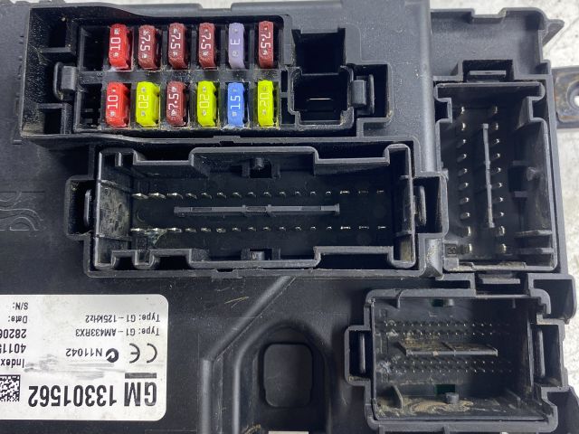 bontott OPEL CORSA D Biztosítéktábla Doboz