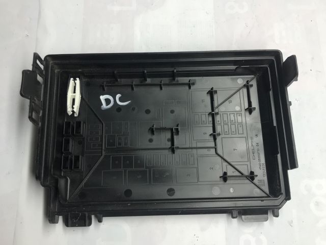 bontott OPEL CORSA D Biztosítéktábla Fedél