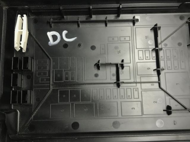 bontott OPEL CORSA D Biztosítéktábla Fedél