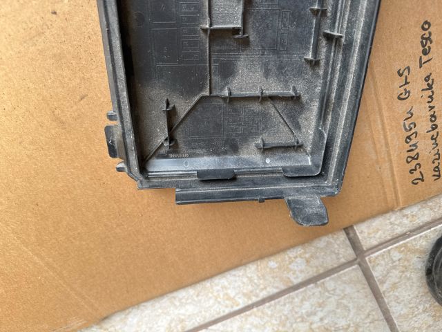 bontott OPEL CORSA D Biztosítéktábla Fedél