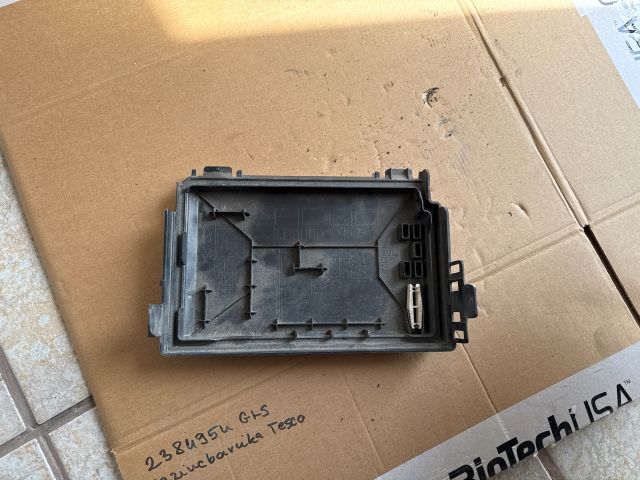 bontott OPEL CORSA D Biztosítéktábla Fedél