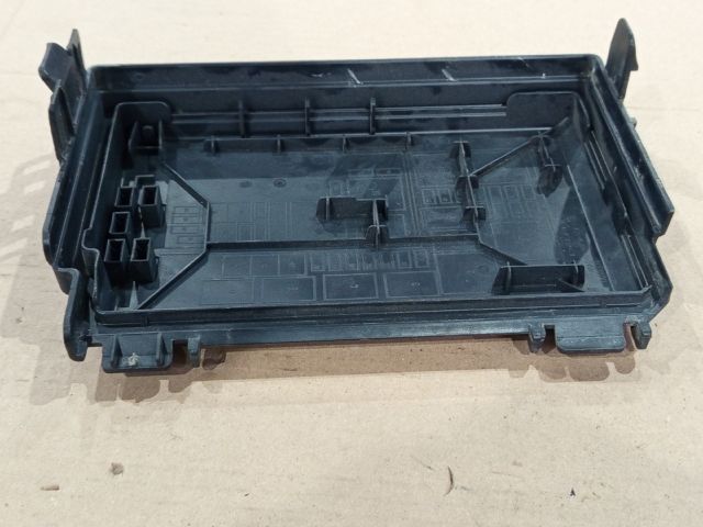 bontott OPEL CORSA D Biztosítéktábla Fedél