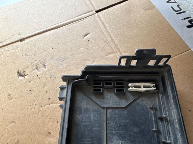 bontott OPEL CORSA D Biztosítéktábla Fedél