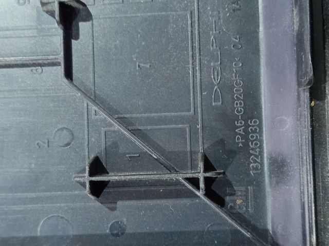 bontott OPEL CORSA D Biztosítéktábla Fedél