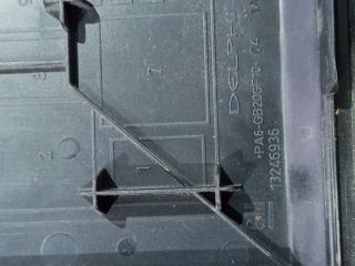 bontott OPEL CORSA D Biztosítéktábla Fedél