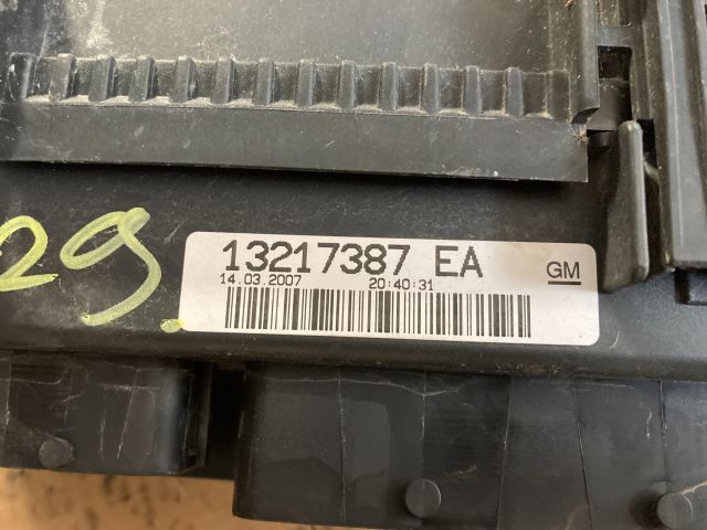 bontott OPEL CORSA D Biztosítéktábla Motortér