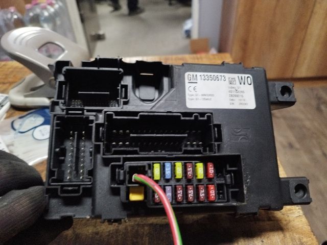 bontott OPEL CORSA D Biztosítéktábla Utastér