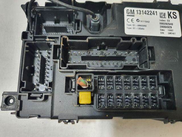 bontott OPEL CORSA D Biztosítéktábla Utastér