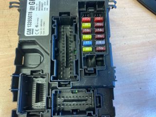 bontott OPEL CORSA D Biztosítéktábla Utastér