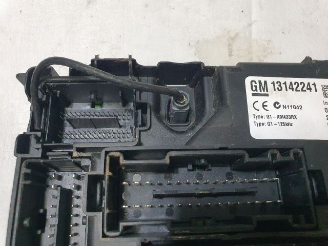 bontott OPEL CORSA D Biztosítéktábla Utastér