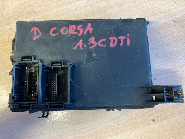 bontott OPEL CORSA D Biztosítéktábla Utastér