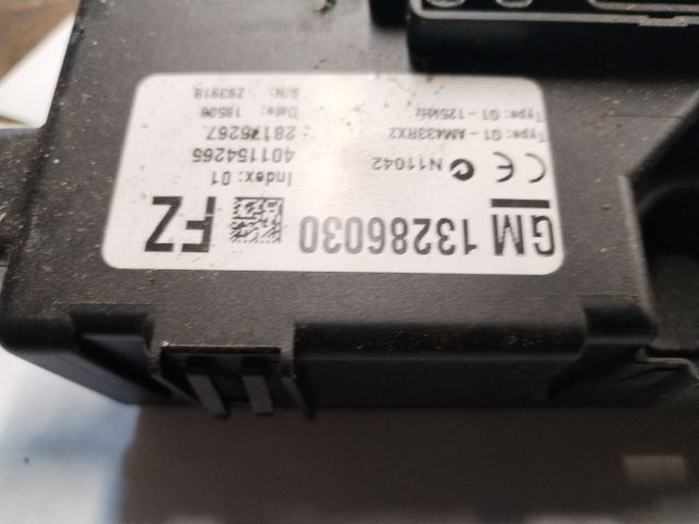 bontott OPEL CORSA D Biztosítéktábla Utastér