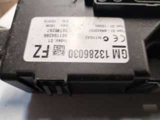 bontott OPEL CORSA D Biztosítéktábla Utastér