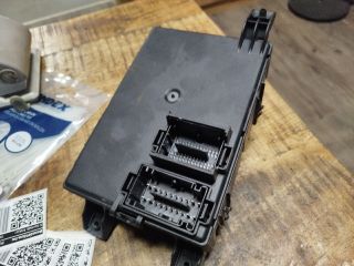 bontott OPEL CORSA D Biztosítéktábla Utastér