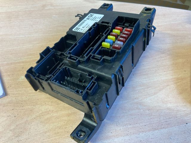 bontott OPEL CORSA D Biztosítéktábla Utastér