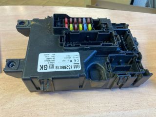 bontott OPEL CORSA D Biztosítéktábla Utastér