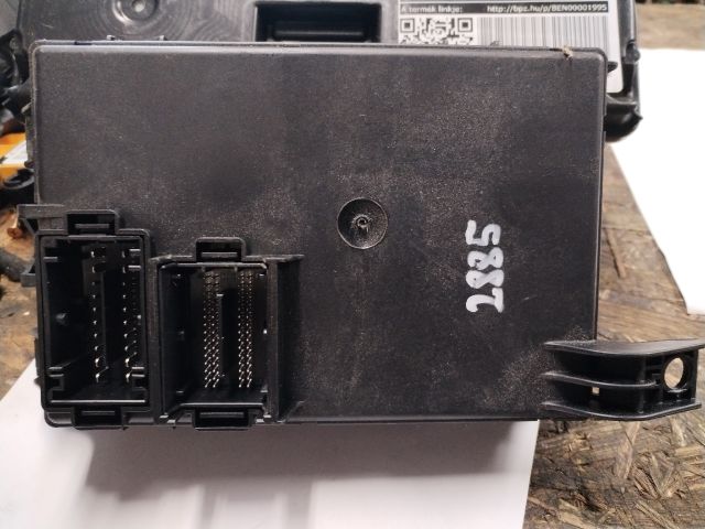 bontott OPEL CORSA D Biztosítéktábla Utastér