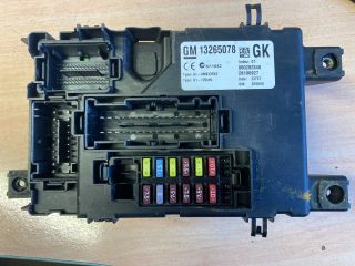 bontott OPEL CORSA D Biztosítéktábla Utastér