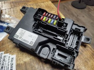 bontott OPEL CORSA D Biztosítéktábla Utastér