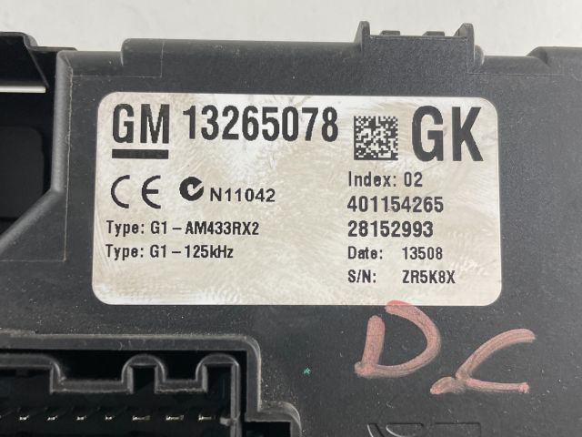 bontott OPEL CORSA D Biztosítéktábla Utastér