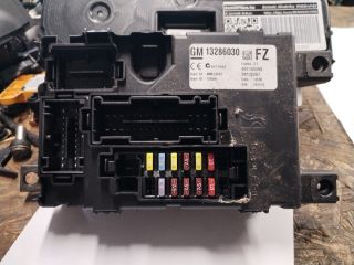 bontott OPEL CORSA D Biztosítéktábla Utastér