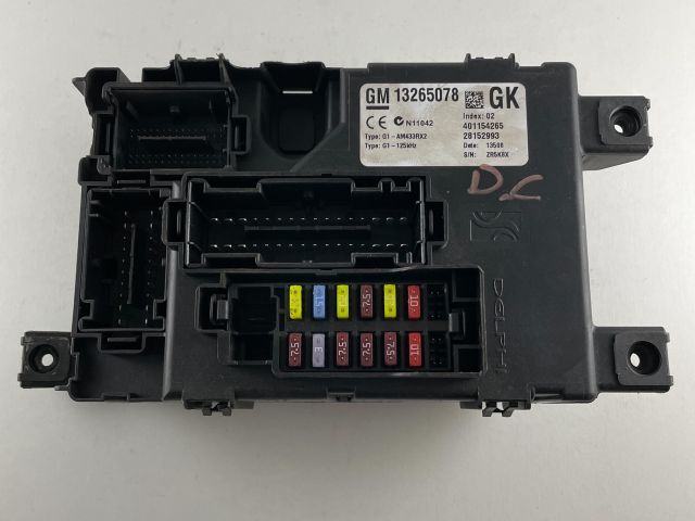 bontott OPEL CORSA D Biztosítéktábla Utastér