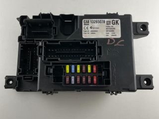 bontott OPEL CORSA D Biztosítéktábla Utastér