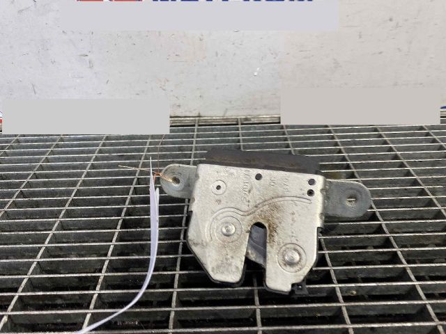 bontott OPEL CORSA D Csomagtérajtó Ütköző