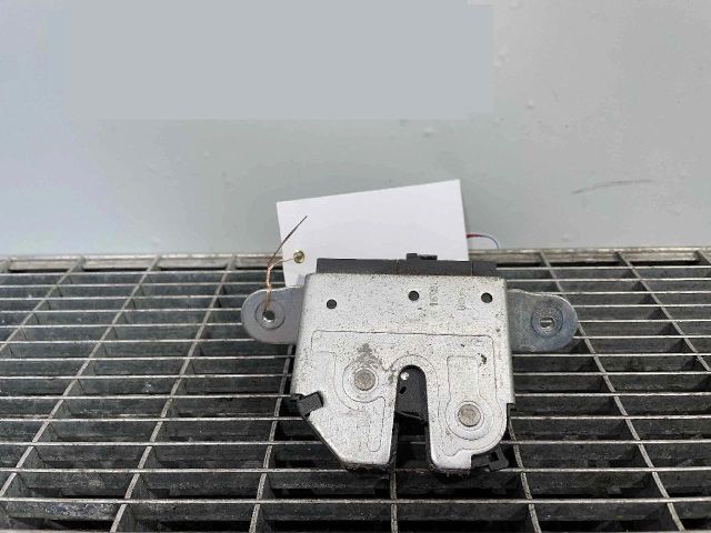 bontott OPEL CORSA D Csomagtérajtó Ütköző