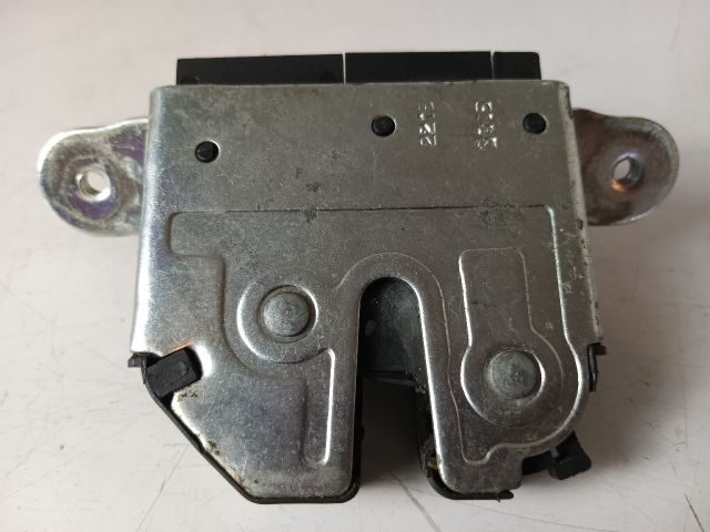 bontott OPEL CORSA D Csomagtérajtó Zárszerkezet