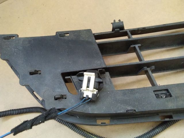 bontott OPEL CORSA D Első Lökhárító Alsó Középső Díszrács