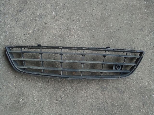 bontott OPEL CORSA D Első Lökhárító Alsó Középső Díszrács