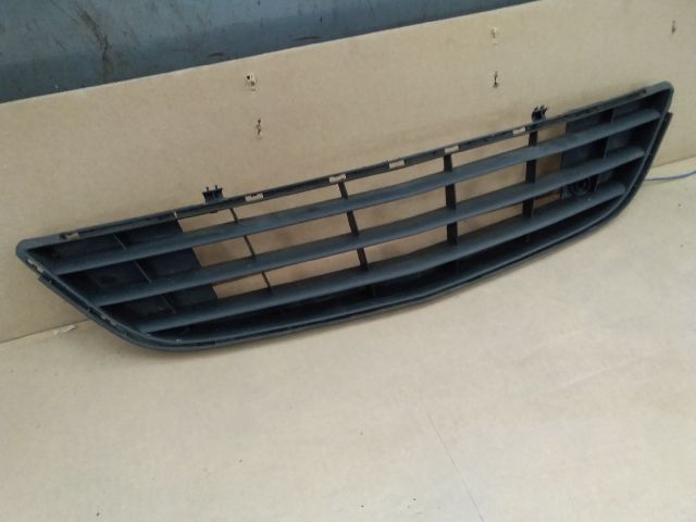 bontott OPEL CORSA D Első Lökhárító Alsó Középső Díszrács