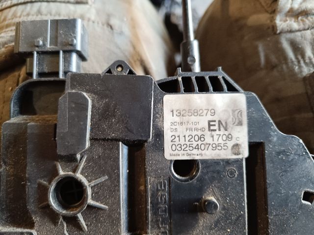 bontott OPEL CORSA D Jobb első Ajtózár