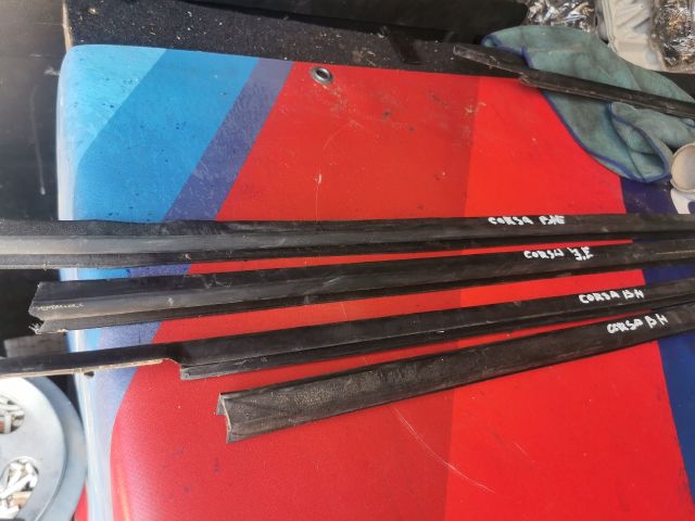 bontott OPEL CORSA D Jobb első Vízlehúzó Gumicsík