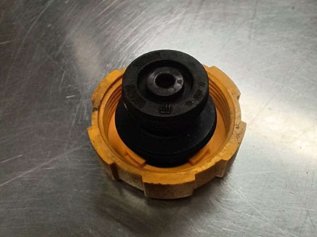 bontott OPEL CORSA D Kiegyenlítőtartály Sapka