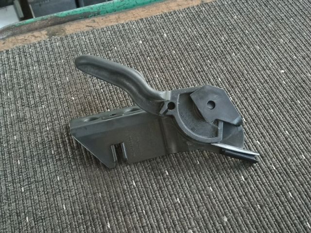 bontott OPEL CORSA D Motorháztető Nyitó Kar / Gomb