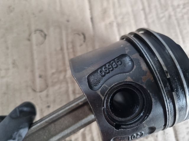 bontott OPEL CORSA E Dugattyú és Hajtókar