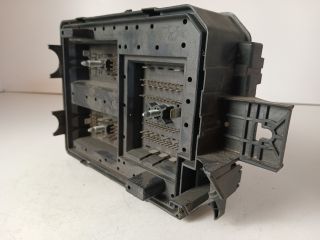 bontott OPEL CORSA E Biztosítéktábla Motortér