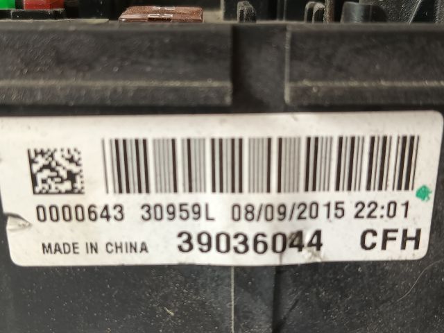 bontott OPEL CORSA E Biztosítéktábla Motortér