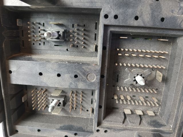 bontott OPEL CORSA E Biztosítéktábla Motortér