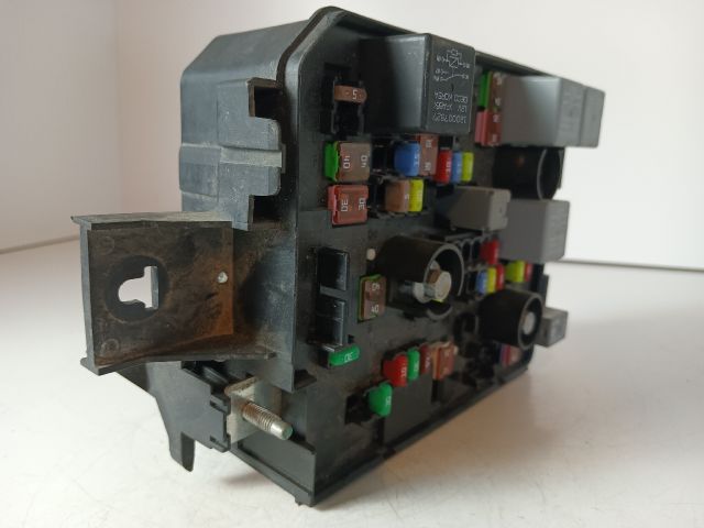 bontott OPEL CORSA E Biztosítéktábla Motortér