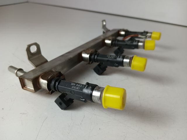 bontott OPEL CORSA E Porlasztó Sor / Híd